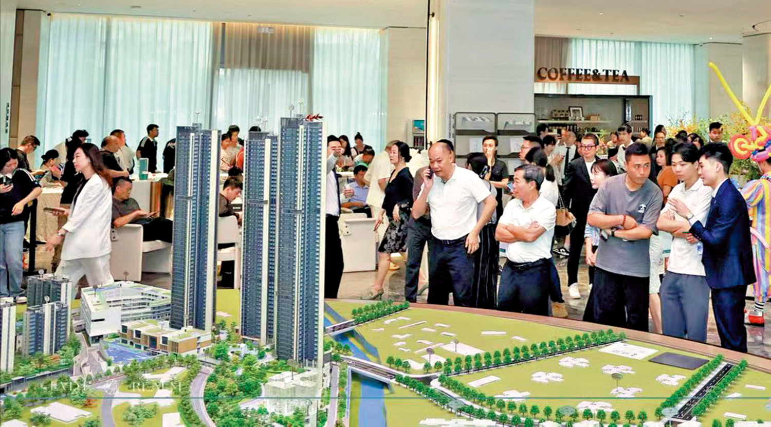 　　圖：深圳──深圳房企在黃金周期間大力促銷，在政策利好疊加傳統銷售旺季，推動市場活躍度回升。\大公報記者毛麗娟攝