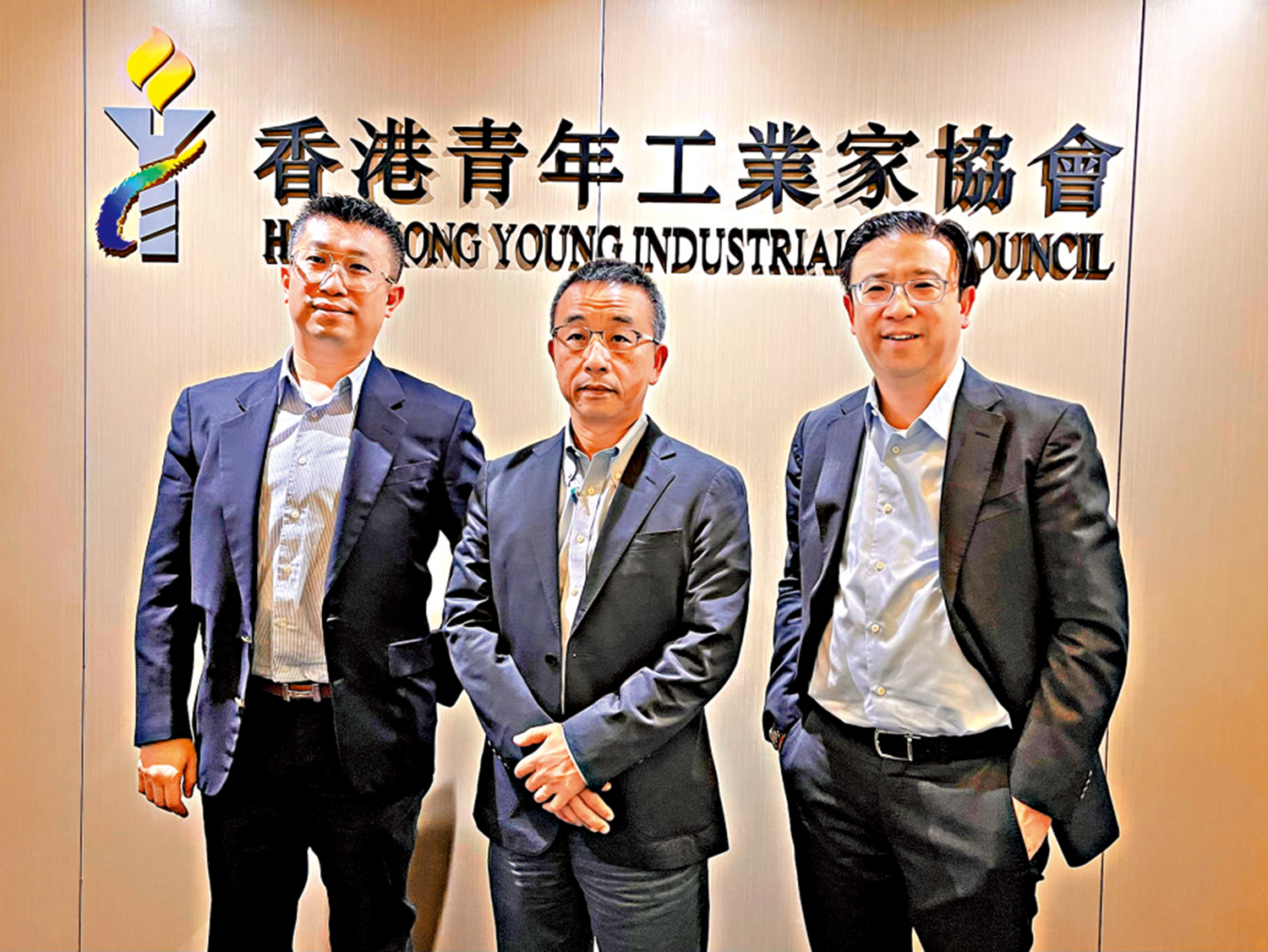 　　圖：左起為香港青年工業家協會榮譽會長陳宇澄、會長蔡俊杰及榮譽會長高鼎國。