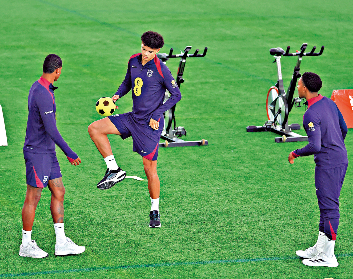 　　圖：奧拉利（中）輕抒腳頭。\路透社