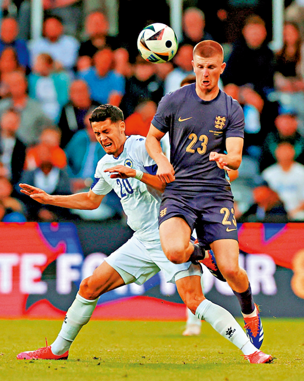 　　圖：禾頓（右）去年曾在英格蘭對陣波斯尼亞的友賽中上陣。\資料圖片