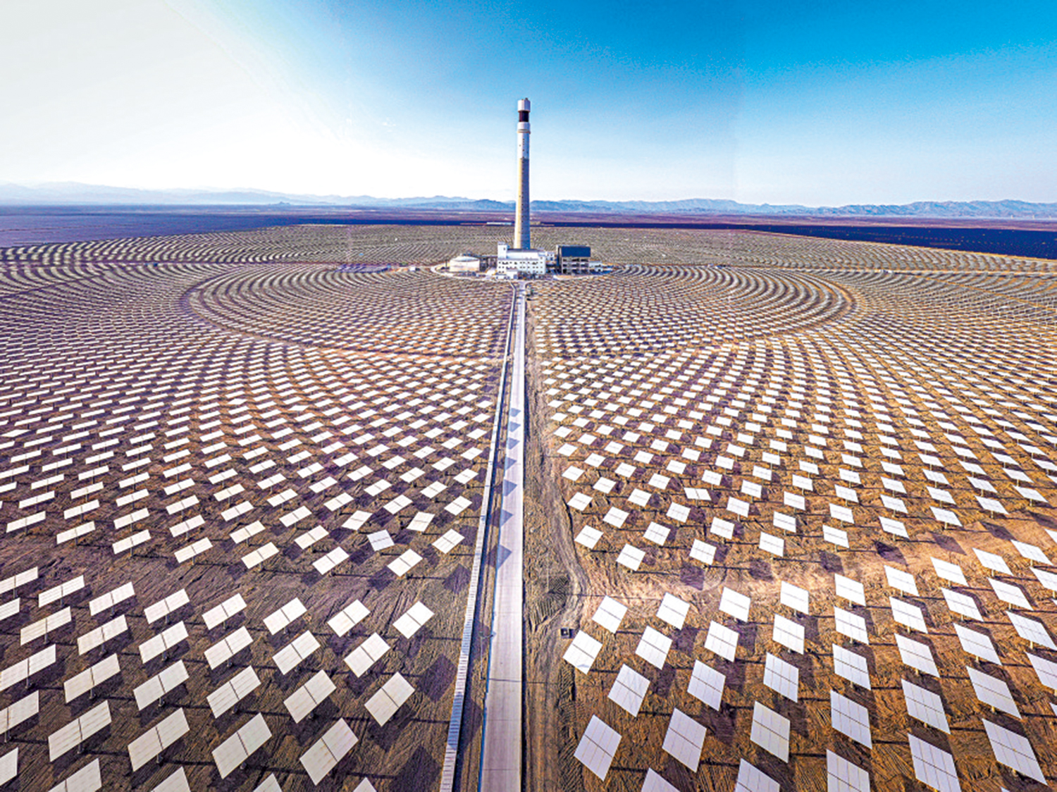 　　圖：新疆吐魯番市鄯善縣的1GW「光熱+光伏」一體化項目。\新華社