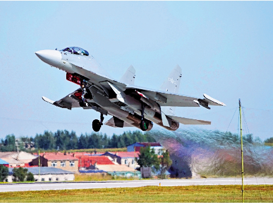 　　圖：9月19日，2025空軍航空開放活動和長春航空展在吉林長春開幕。圖為殲-16起飛。\中新社