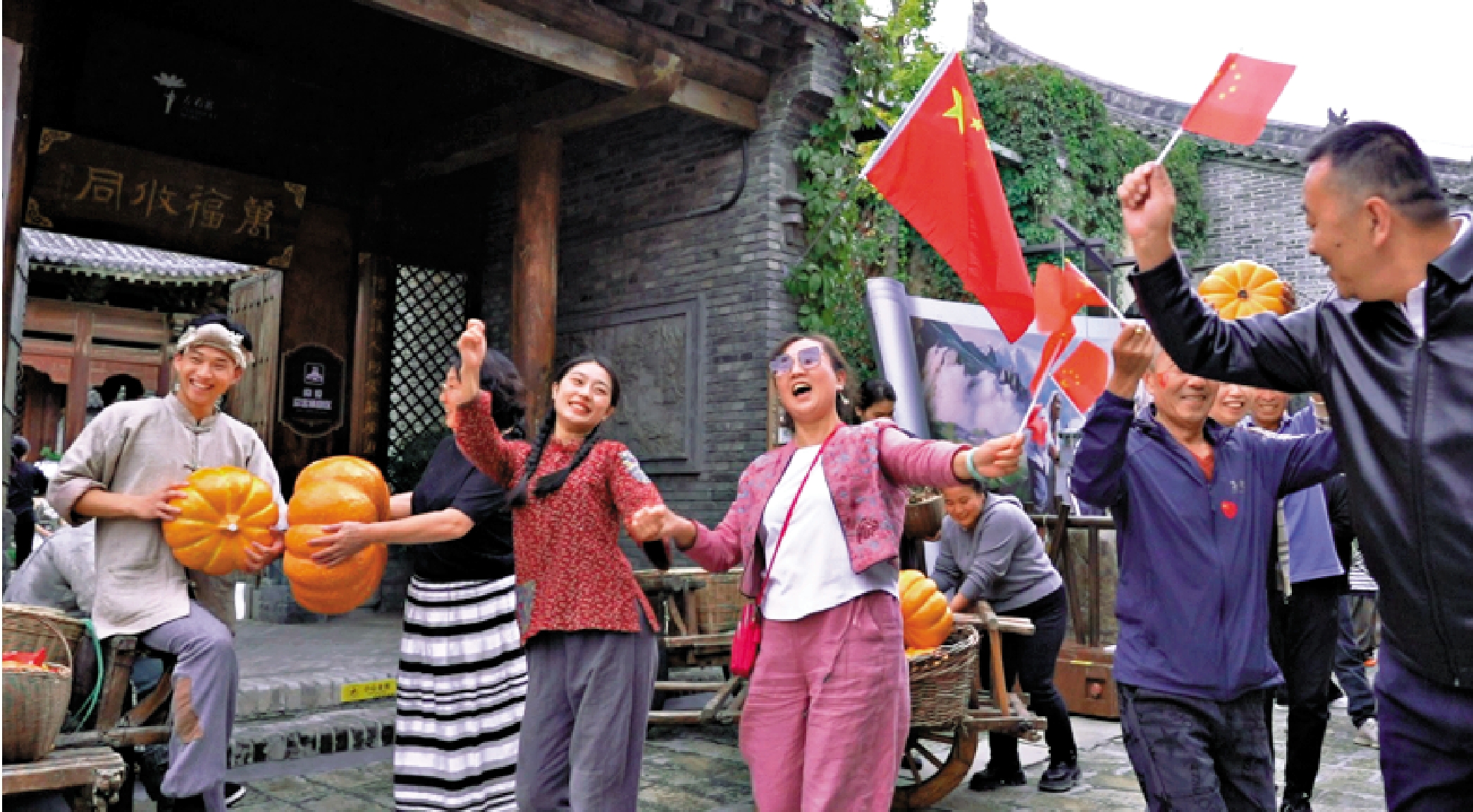 　　圖：在陝西延安金延安街區，遊客參與《延安十三年》大型紅色沉浸式歌舞劇。\受訪者供圖