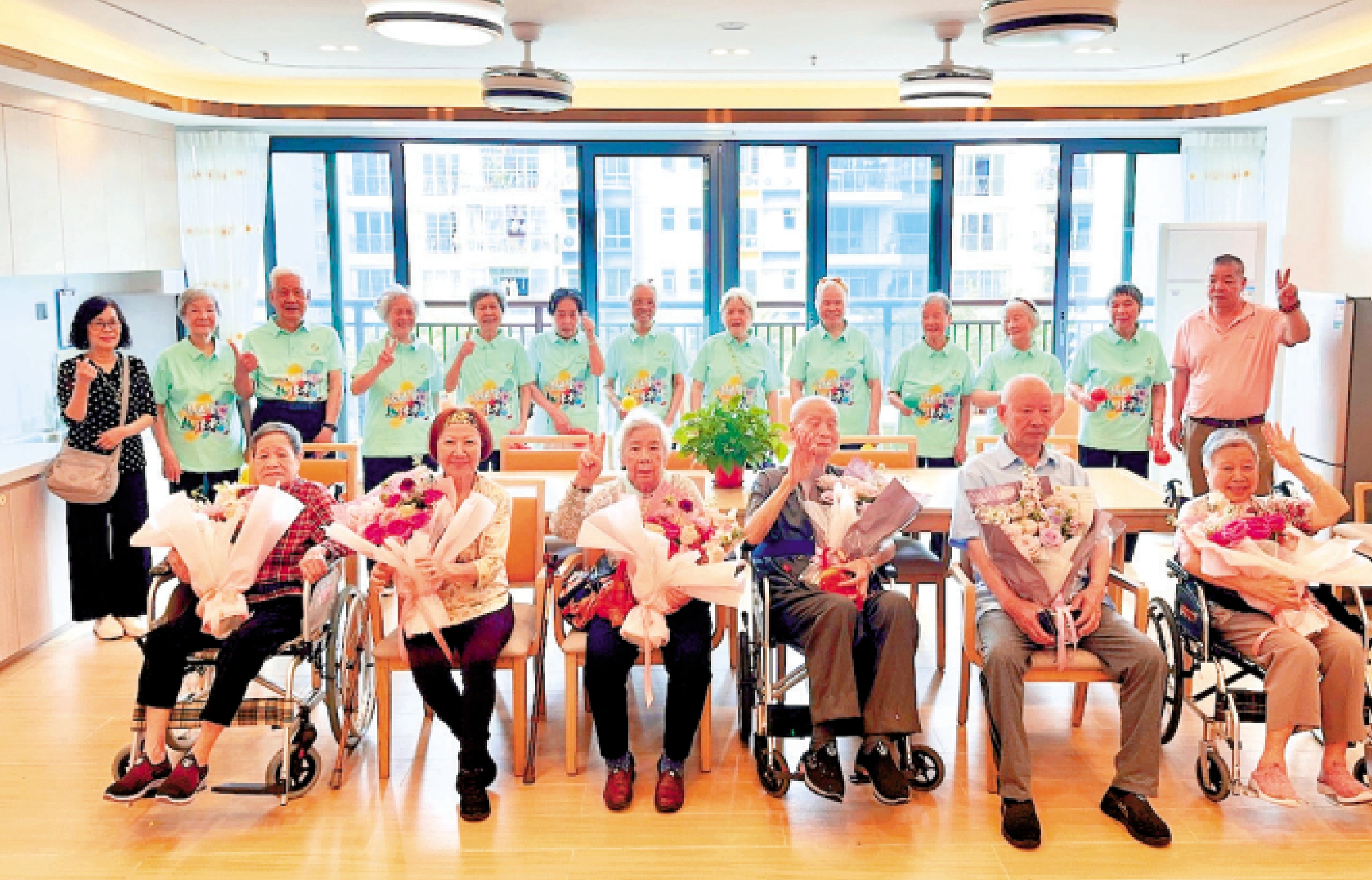 　　圖：截至2024年年中，有近10萬名65歲及以上香港長者定居廣東。圖為今年4月，佛山市南海區桃苑福利中心迎來首批「廣東院舍照顧服務計劃」的香港長者入住。\大公報記者李紫妍攝