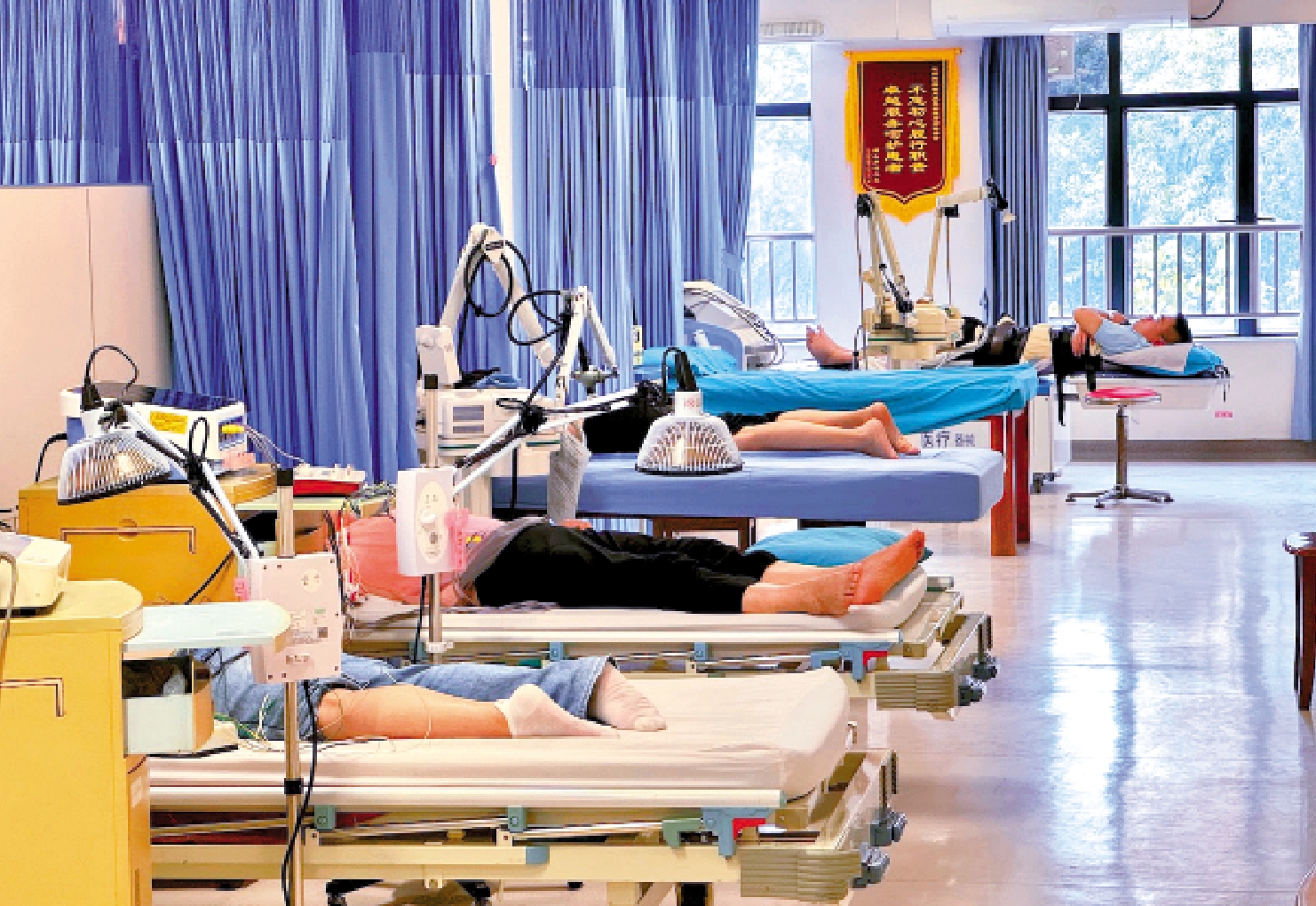 　　圖：佛山市南海區桃苑福利中心院內醫院的治療室，為長者提供充足醫療服務。\大公報記者李紫妍攝