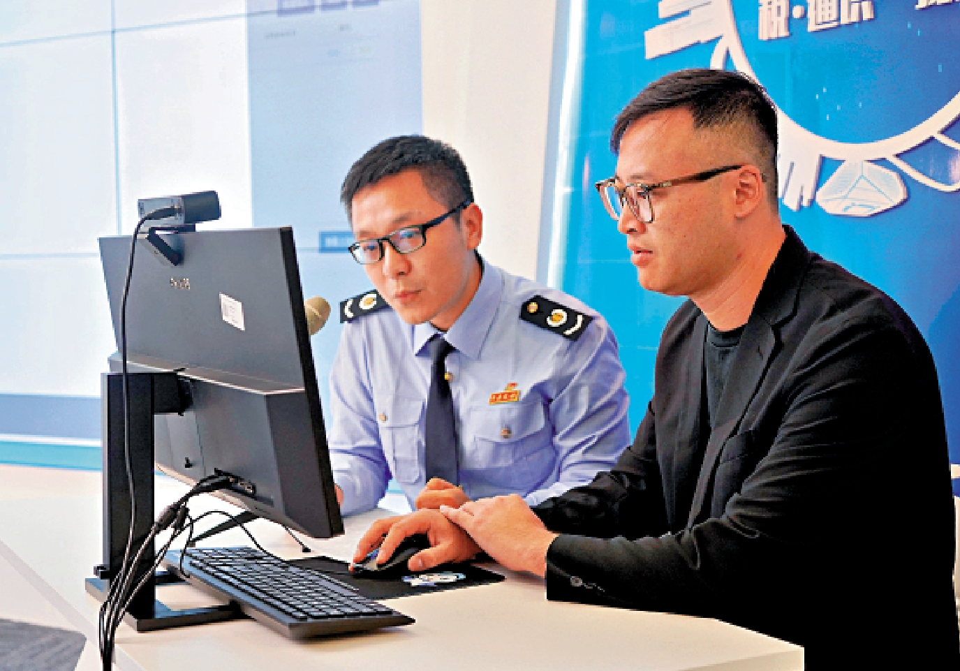 　　圖：港澳人士融入內地社會保障體系的需求顯著增長。圖為稅務人員輔導港澳居民體驗社保繳費便捷操作。