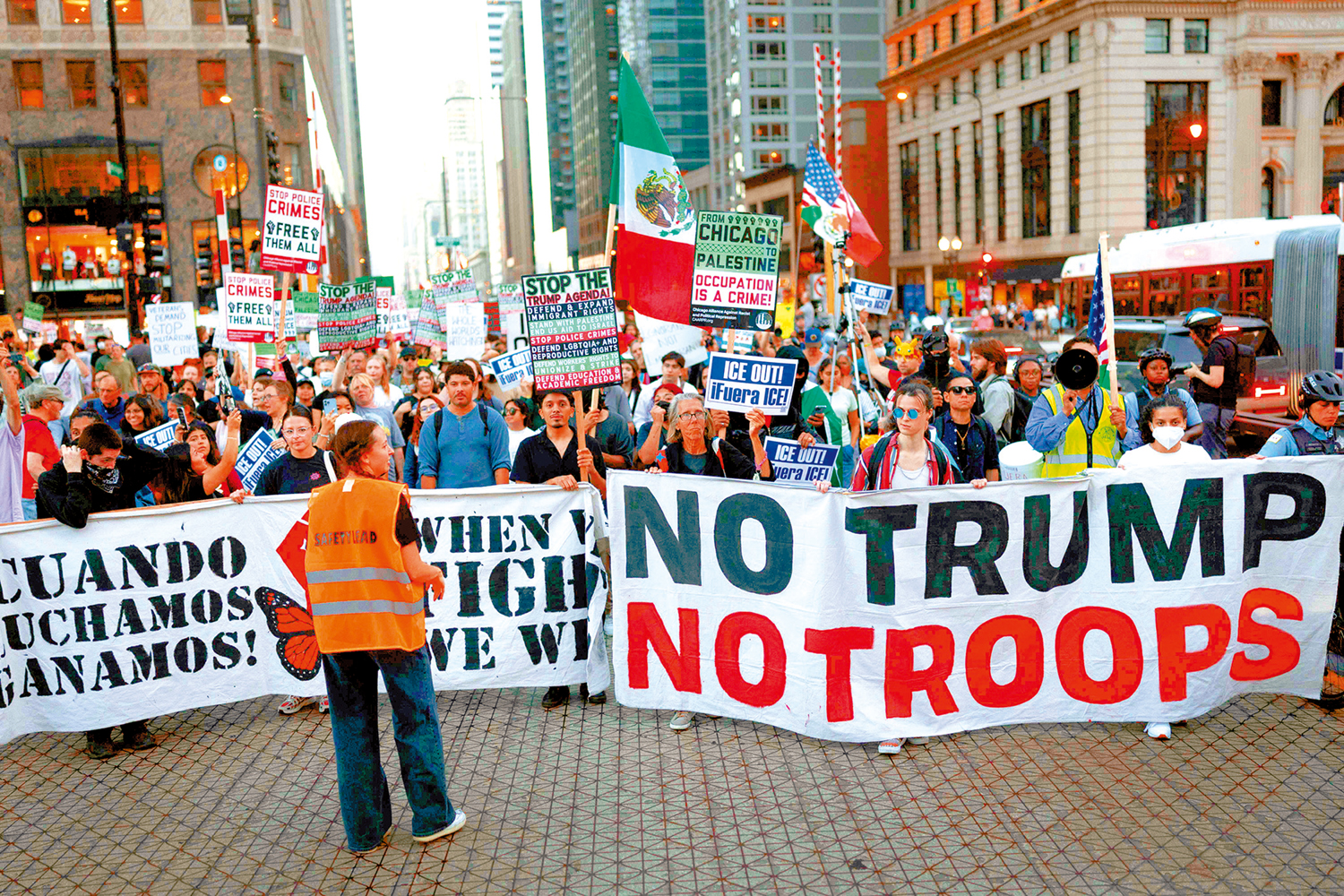 　　圖：美國民眾9月30日在芝加哥市示威，抗議特朗普政府的多項政策。\法新社