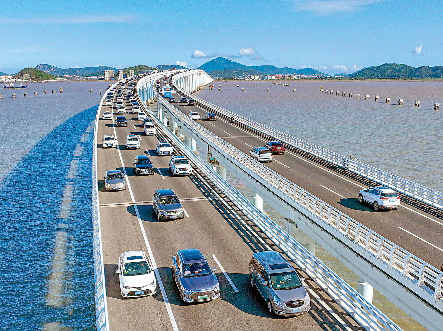 　　圖：隨着年輕人愛上「萬物皆可租」的靈活出遊方式，「落地租車」成為國慶中秋假期中頗受歡迎的出行選擇。圖為10月7日，車輛行駛在浙江舟山朱家尖海峽大橋上。\新華社