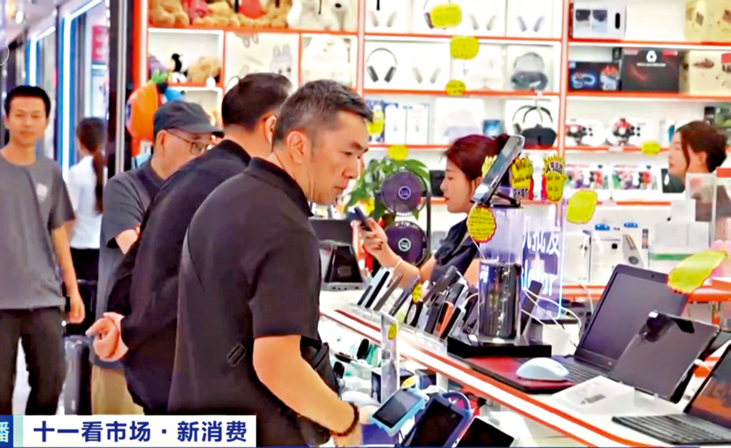 　　圖：遊客在深圳華強北選購數碼產品。