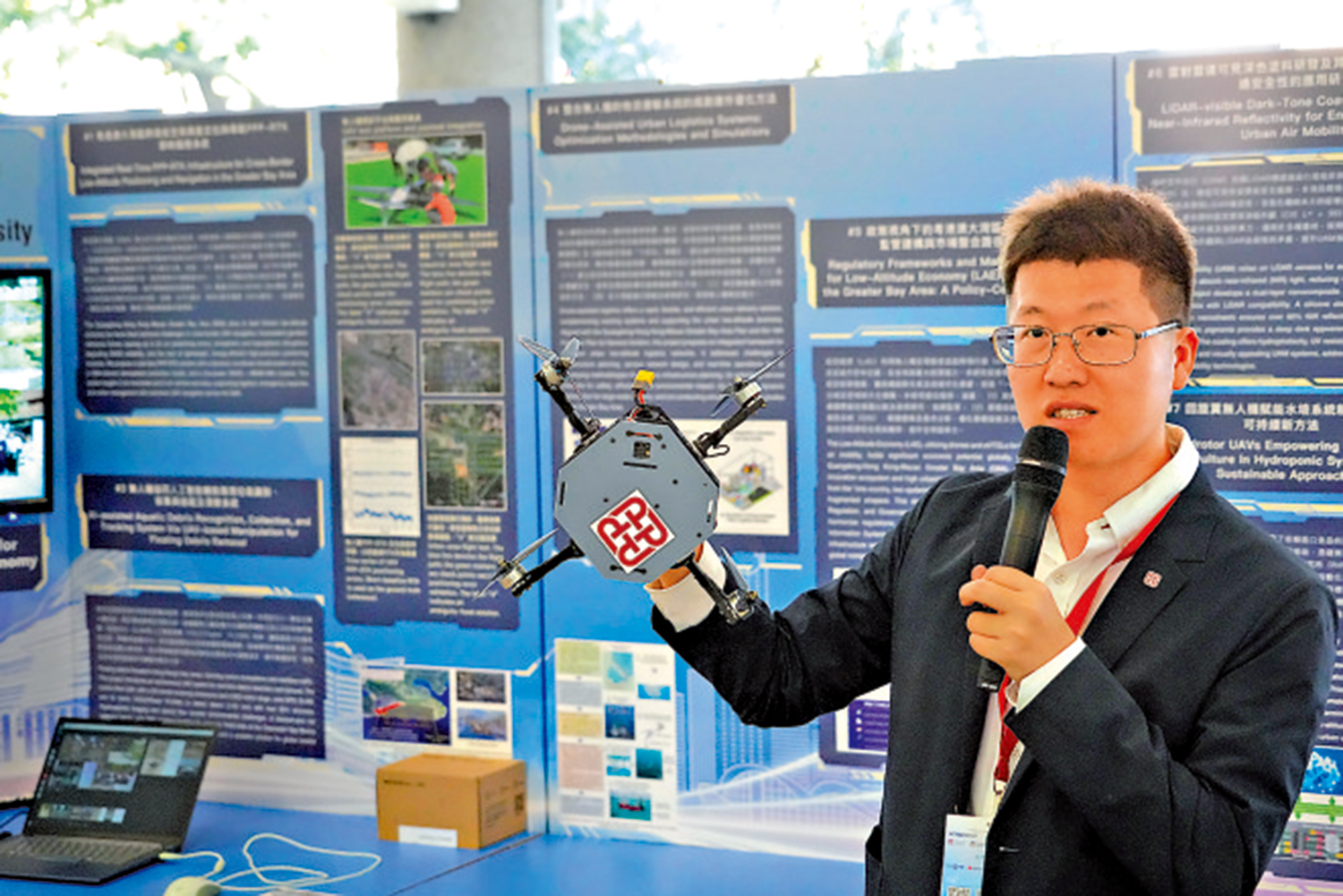 　　圖：黃海龍博士介紹團隊研發的自主無人機系統。