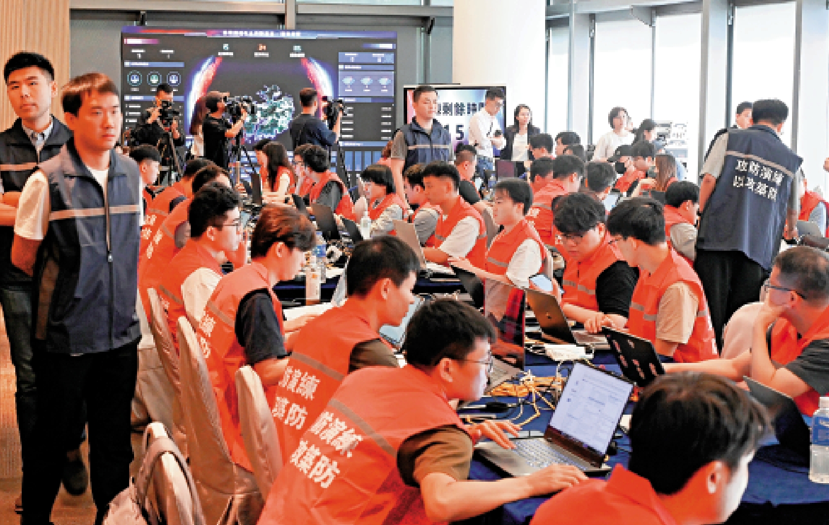 　　圖：數字政策辦公室昨日起舉行為期三天的「香港網絡安全攻防演練─以攻築防2025」。