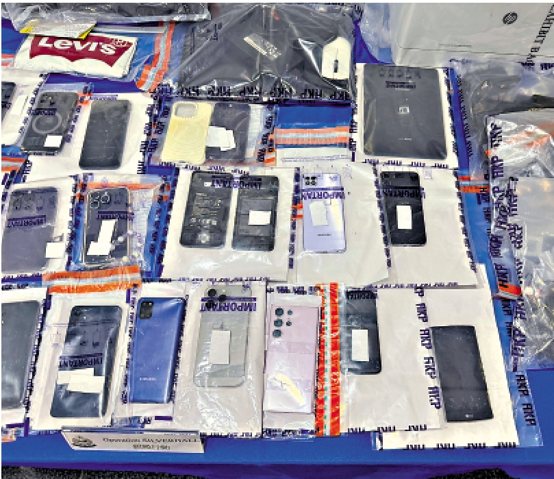 　　圖：有詐騙集團成功利用AI技術，將報失的身份證「改頭換臉」，多次騙過網上銀行驗證，成功開戶及申請借貸和信用卡，並將犯罪得益轉賬至傀儡戶口。圖為警方檢獲的證物。