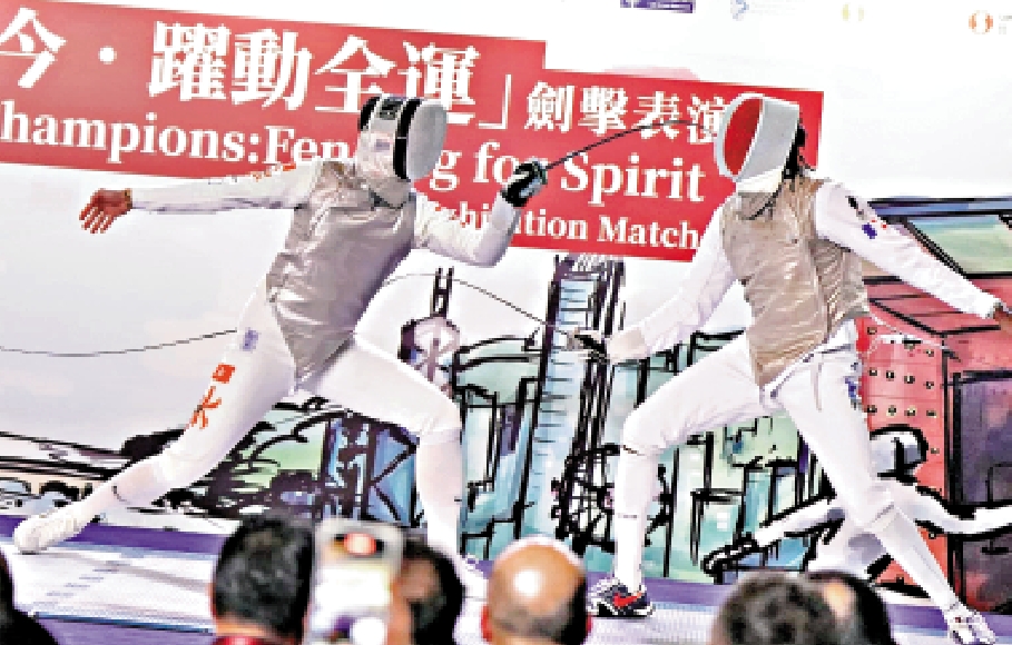 　　圖：張家朗（左）是港劍隊的爭金主力。