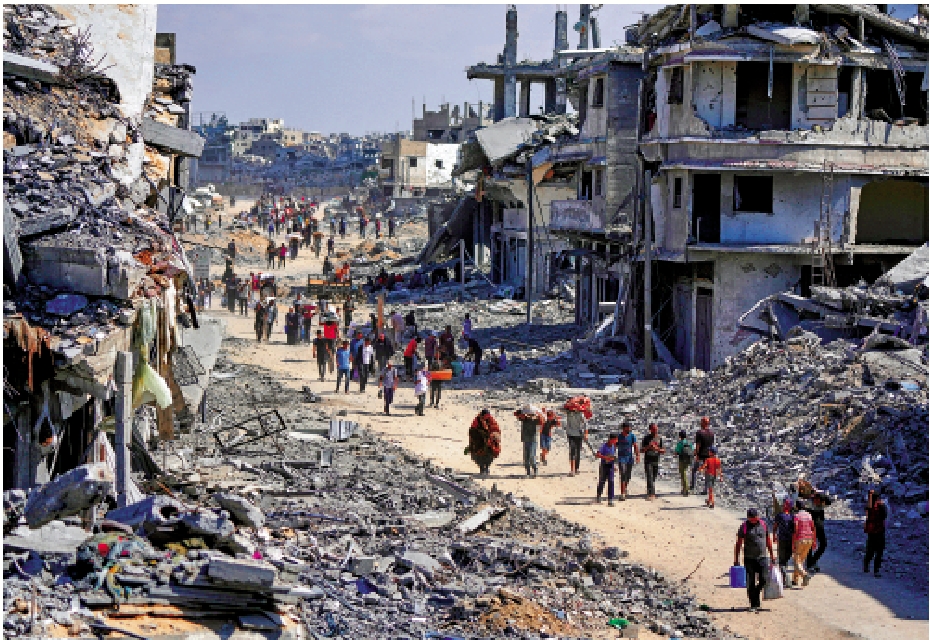 　　圖：流離失所的加沙民眾10日返回南部城市汗尤尼斯。\美聯社