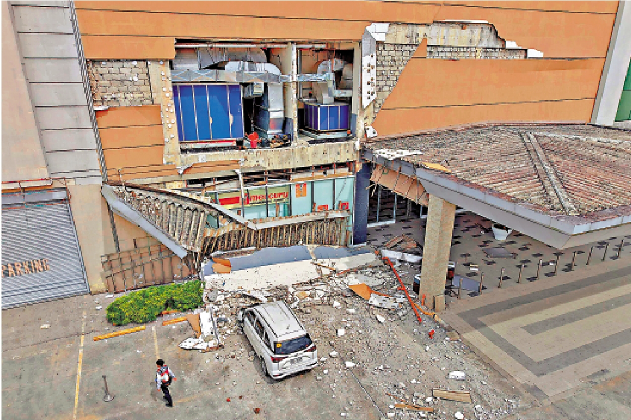 　　圖：菲律賓南部10日發生強震，一家商場的牆壁倒塌。\法新社