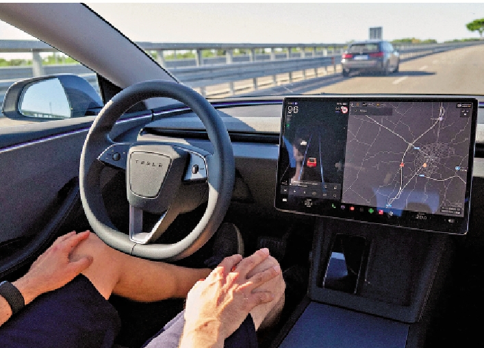 　　圖：一輛配備全自動輔助駕駛（FSD）系統的特斯拉汽車。\網絡圖片