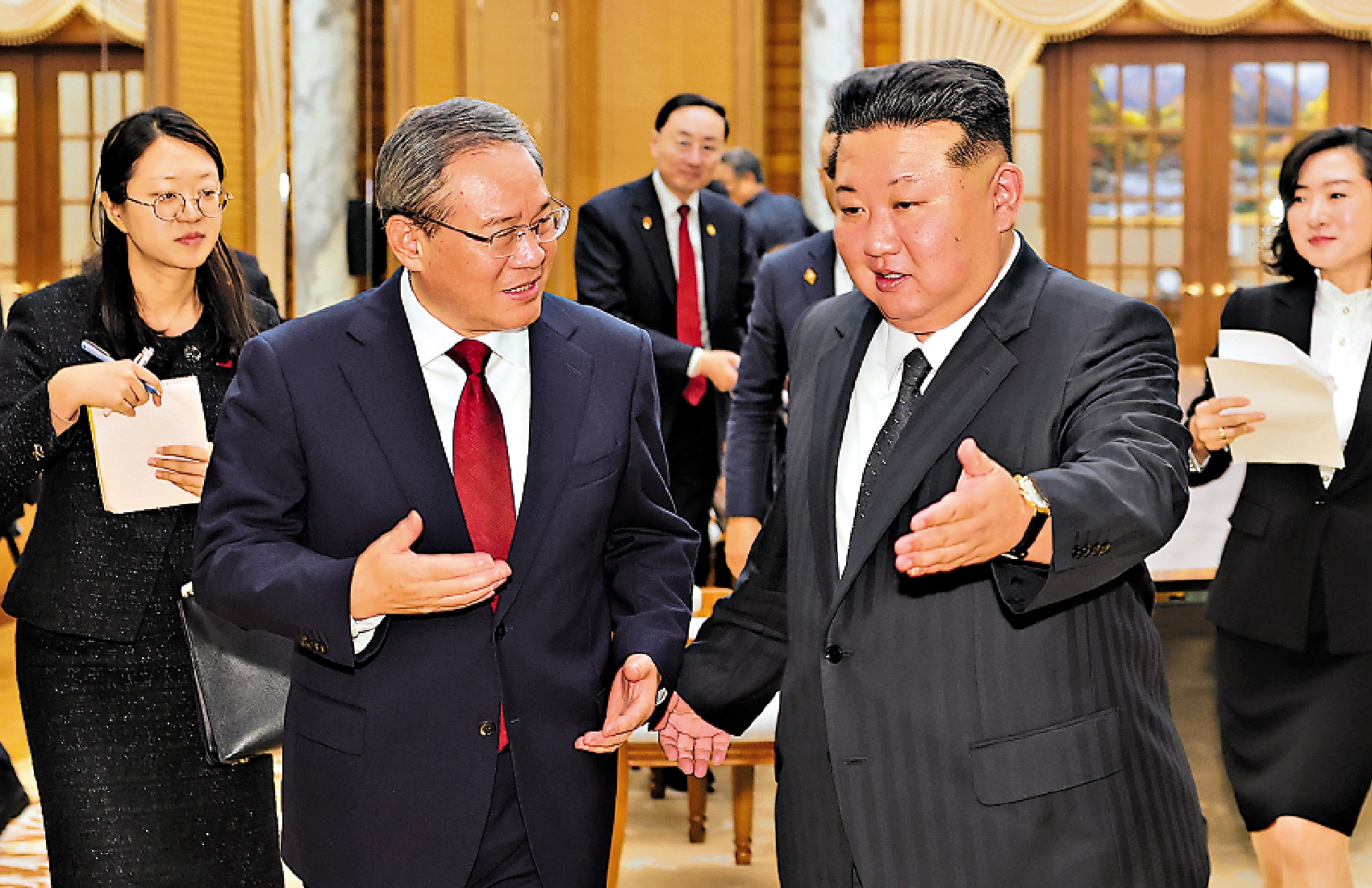 　　圖：當地時間9日下午，中共中央政治局常委、國務院總理李強在平壤朝鮮勞動黨中央委員會會見朝鮮勞動黨總書記、國務委員長金正恩。/新華社