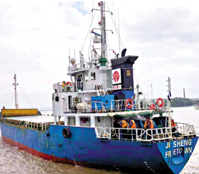 　　圖：2月24日凌晨，中國禁毒、海警部門根據美國緝毒署通報線索，成功查獲「集盛」號運毒船。