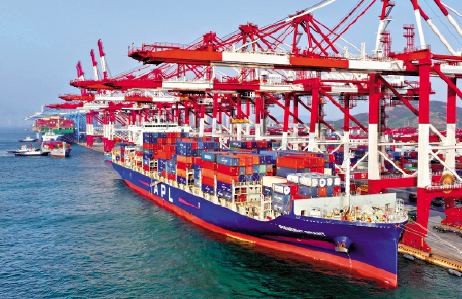 　　圖：內地10月14日起對涉美船舶收取船舶特別港務費。圖為一艘貨輪在山東青島裝卸集裝箱。\新華社