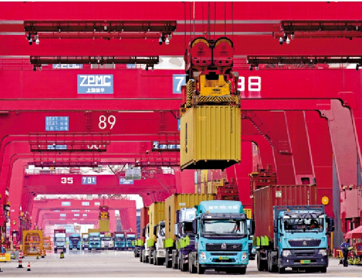 　　圖：中方還有港口准入限制等手段。圖為卡車在山東港口運送集裝箱。\新華社