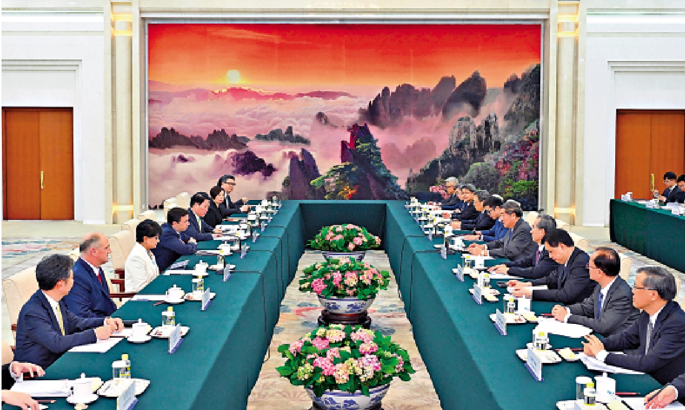 　　圖：10月10日下午，中共中央政治局委員、國務院副總理何立峰在北京會見美國雅培公司、英國保誠集團、韓國SK集團等知名跨國公司負責人。\新華社