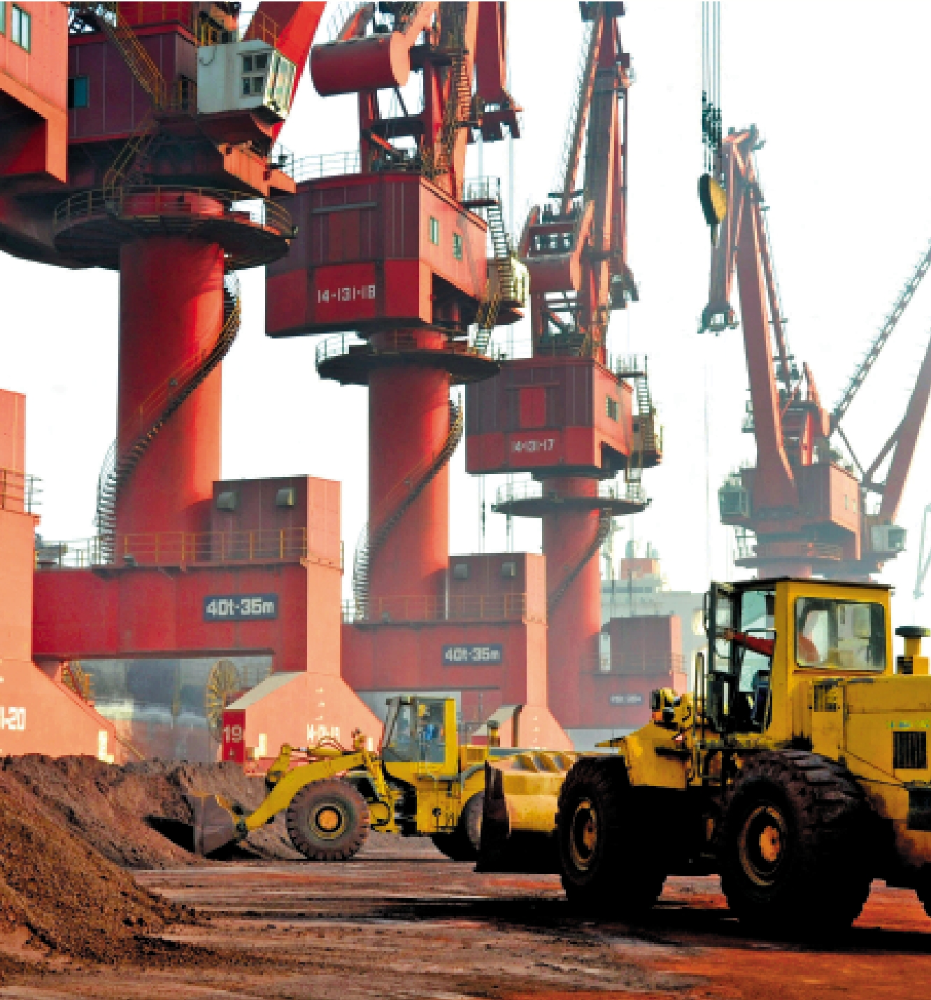 　　圖：商務部新聞發言人昨日表示，中方發布關於稀土等相關物項的出口管制措施，是中國政府依據法律法規，完善自身出口管制體系的正常行為。圖為在江蘇連雲港稀土資源準備裝船出口。