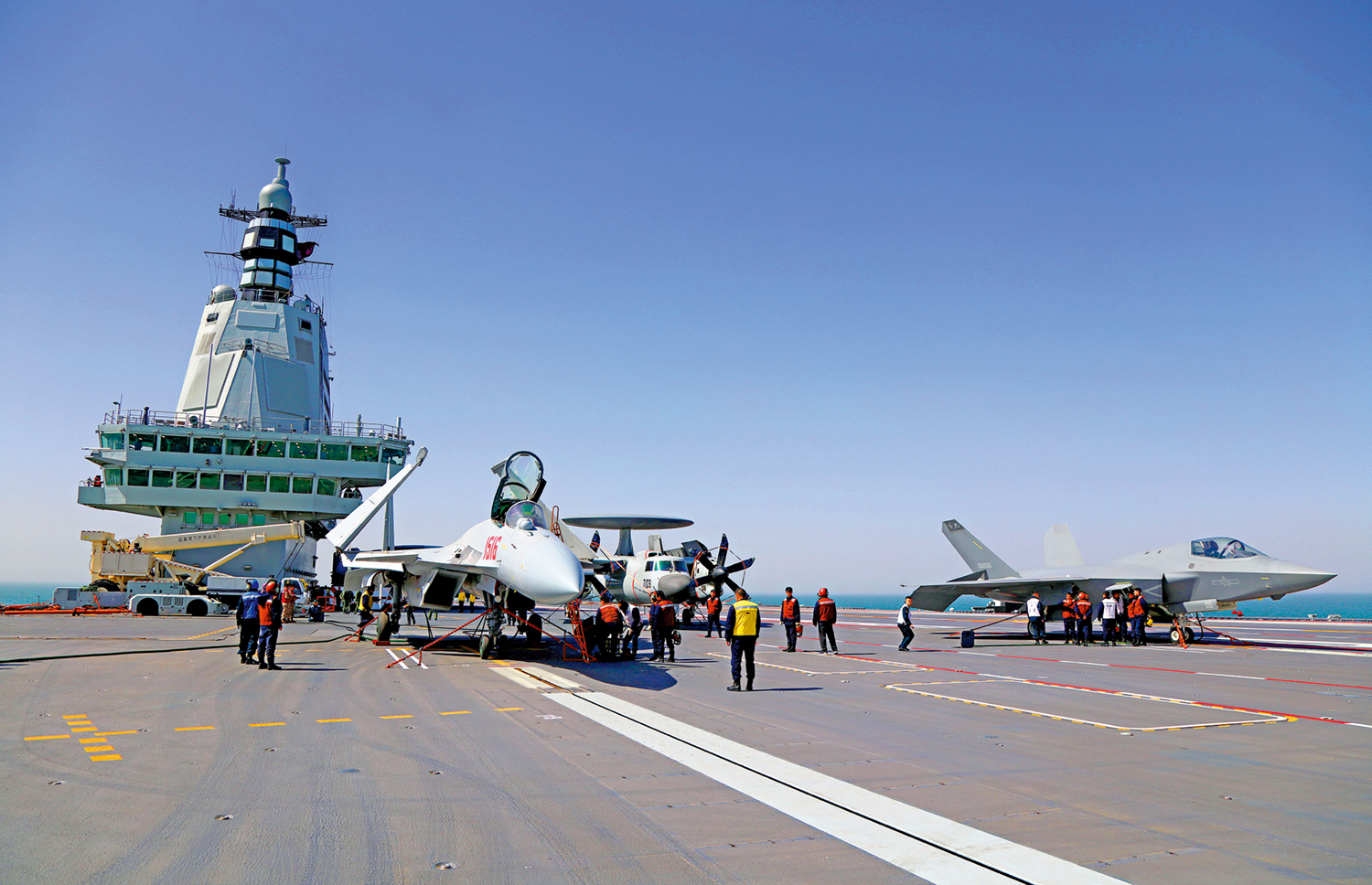 　　圖：福建艦已初步具備全甲板作業能力。圖為（左起）殲-15T、空警-600和殲-35三型艦載機列陣福建艦飛行甲板。 新華社