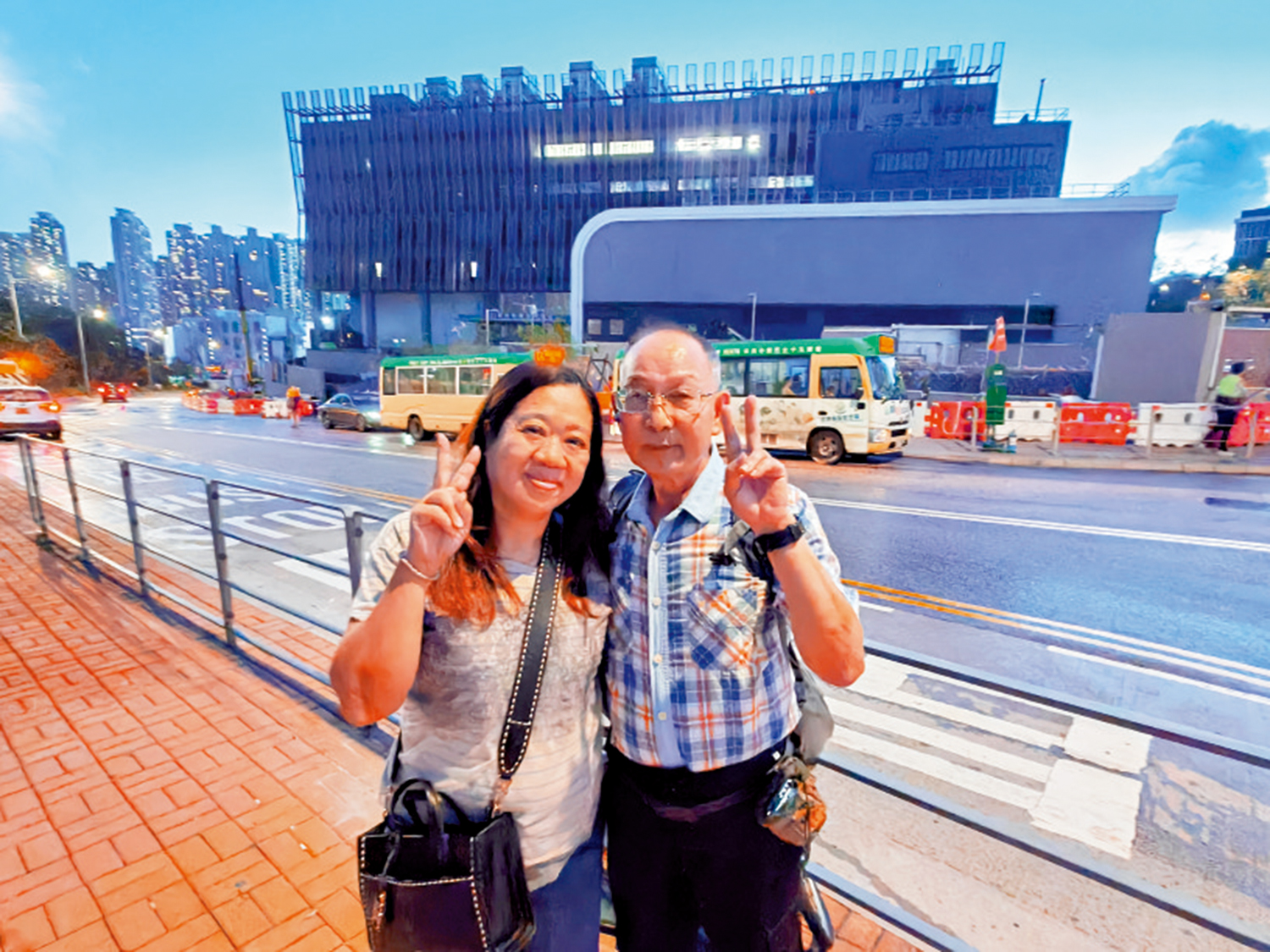 　　圖：程先生和楊女士表示，正心急等待中醫院的落成和啟用。\大公報記者盛德文攝