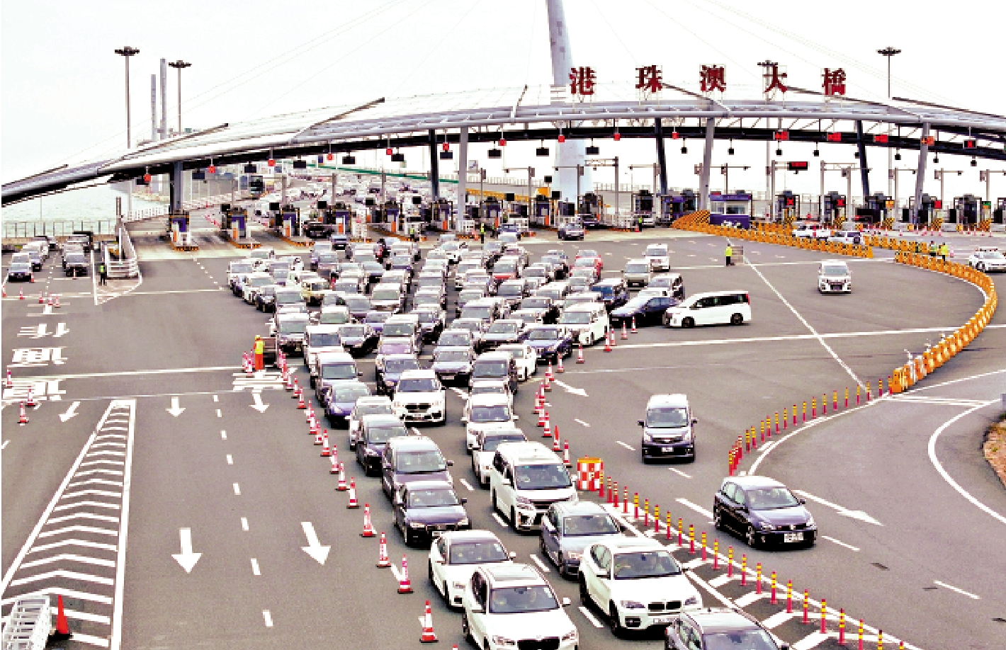 　　圖：每日名額100個 特區政府積極推動跨境通行便利措施，爭取下月起可實施「粵車南下」計劃，初期每日名額100個。