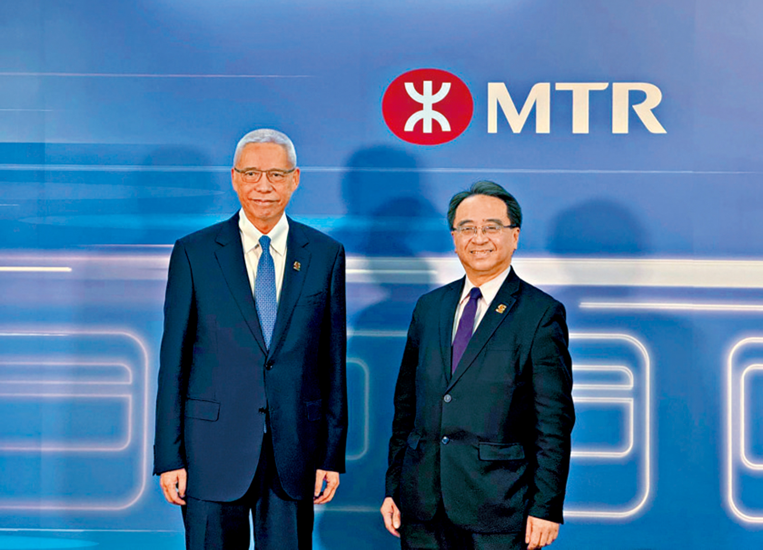 　　圖：金澤培（右）將於明年元旦起，接替歐陽伯權（左）出任港鐵公司董事局主席。