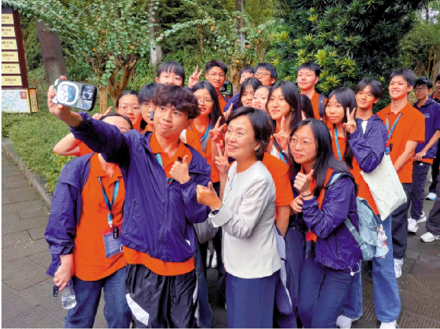 　　圖：蔡若蓮（中）期望學生在沉浸式的學習體驗中不斷探求新知。