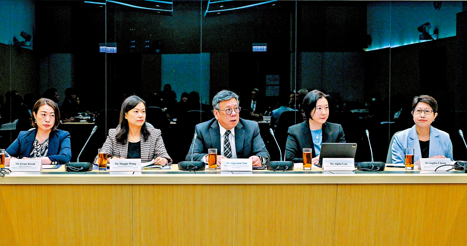 　　圖：丘應樺（中）昨日主持內地企業出海專班督導委員會首次會議。