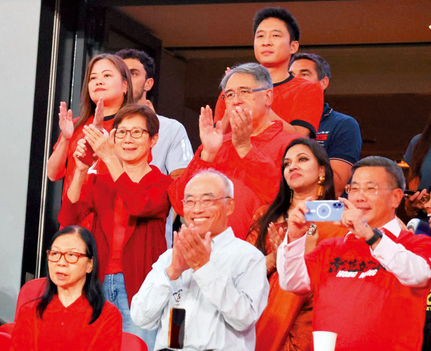 　　圖：文化體育及旅遊局局長羅淑佩等現場為港足打氣。\大公報記者朱家立攝