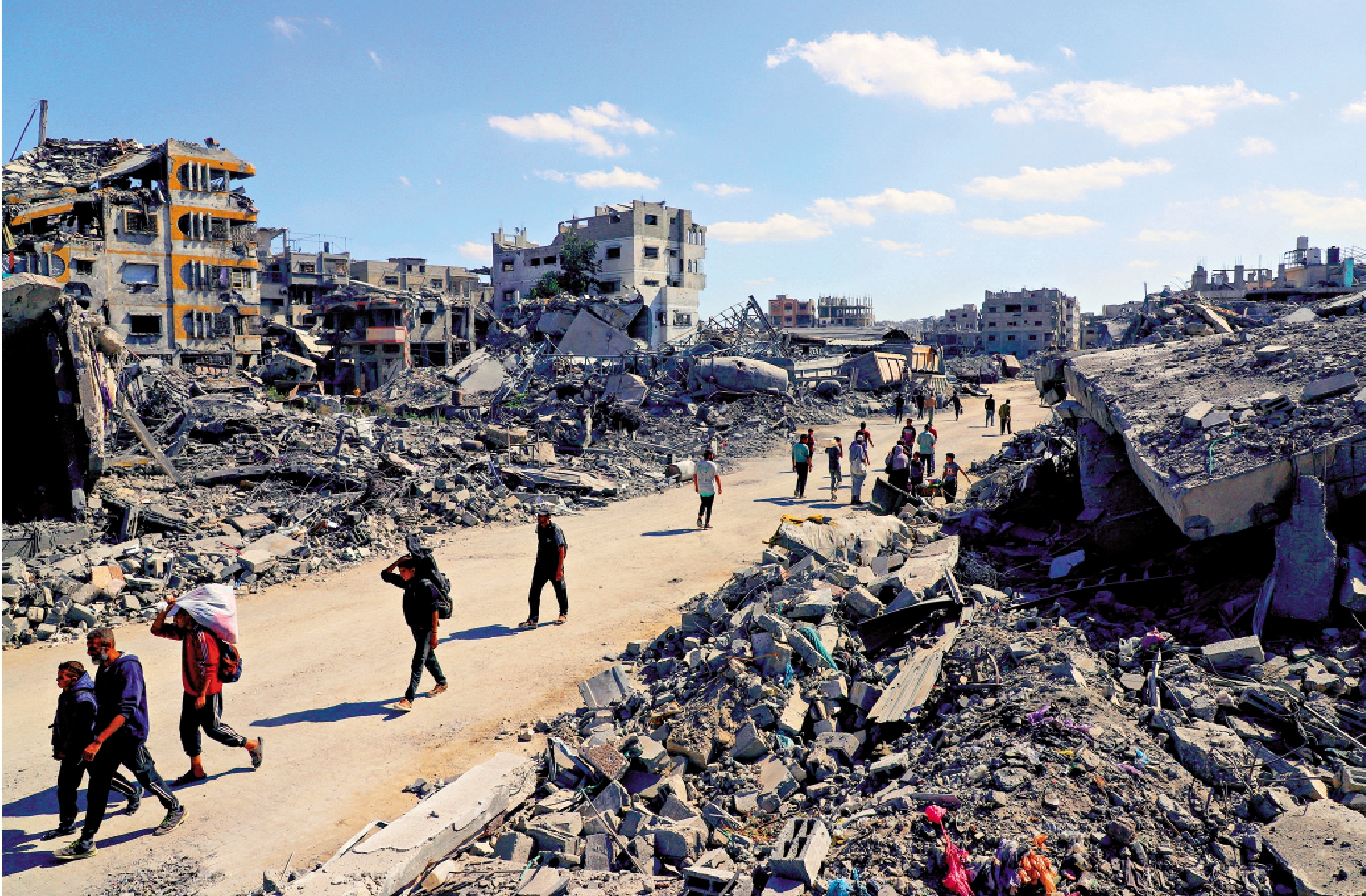 　　圖：巴勒斯坦民眾14日返回滿目瘡痍的加沙城。/路透社