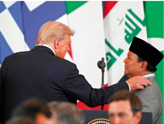 　　圖：特朗普（左）13日在埃及與印尼總統普拉博沃交談。\美聯社