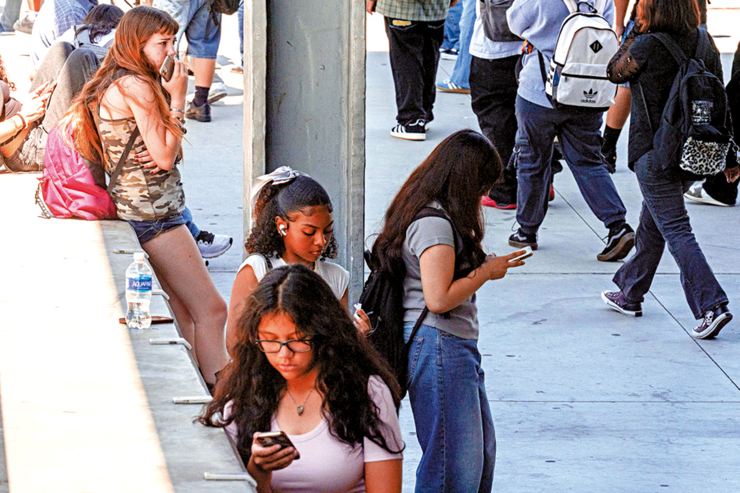 　　圖：社交平台Instagram將採用PG-13電影分級制度。圖為洛杉磯一所高中的學生放學後玩手機。\美聯社