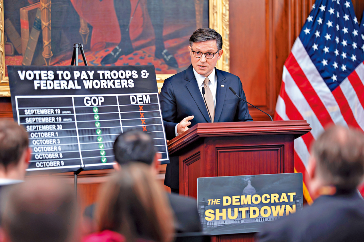 　　圖：美國眾議院議長約翰遜13日在國會大廈舉行新聞發布會。\美聯社