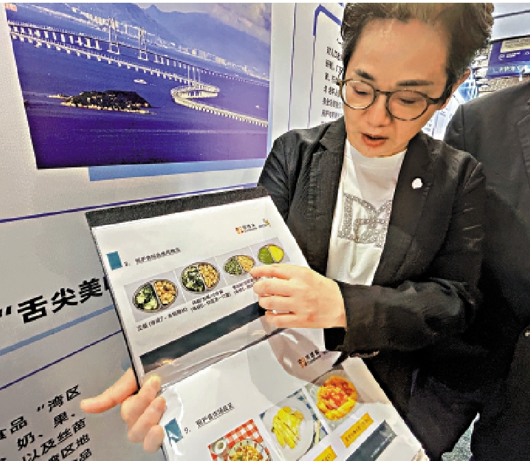 　　圖：香港社會服務聯會行政總裁陳文宜介紹「照護食」灣區標準。\大公報記者敖敏輝攝