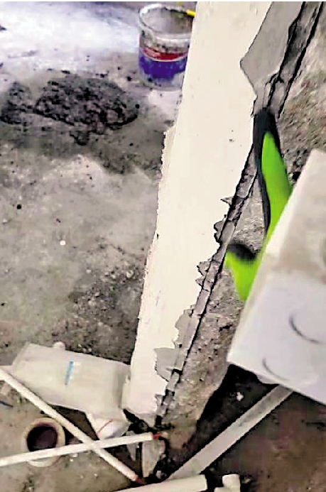 　　圖：網上流傳啟悅苑單位的部分牆身被拆除。