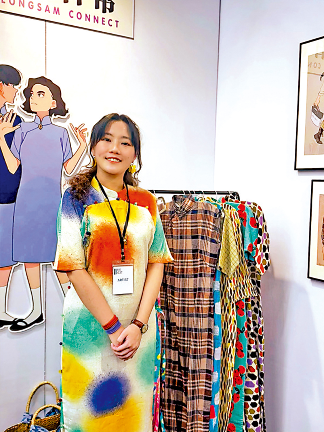 　　圖：香港漫畫家Kiu帶來長衫題材的畫作參展。\大公報記者郭悅盈攝