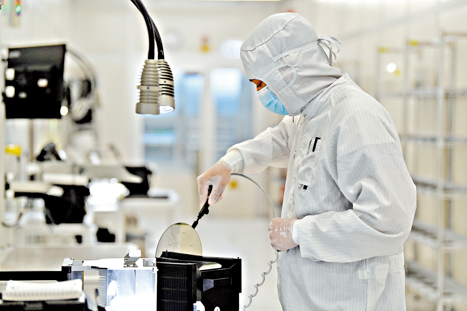 　　圖：美國試圖聯合盟友構建對華技術封鎖網絡，將半導體技術作為戰略遏制工具。圖為員工在荷蘭半導體公司Nexperia生產線上操作晶圓。