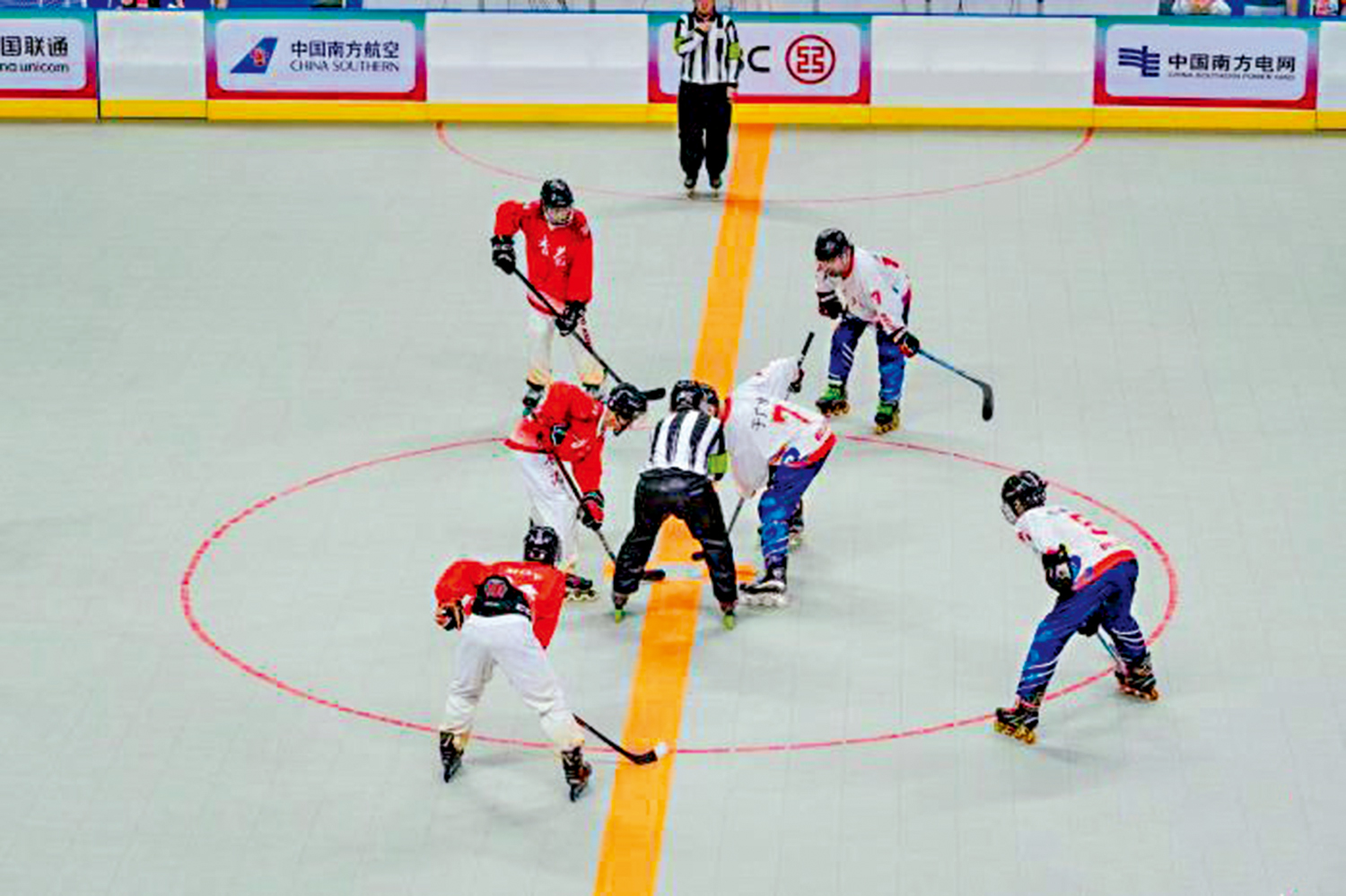 　　圖：香港隊（紅衫）出戰男子單排輪滑球第一輪比賽。\全運會輪滑競委會供圖