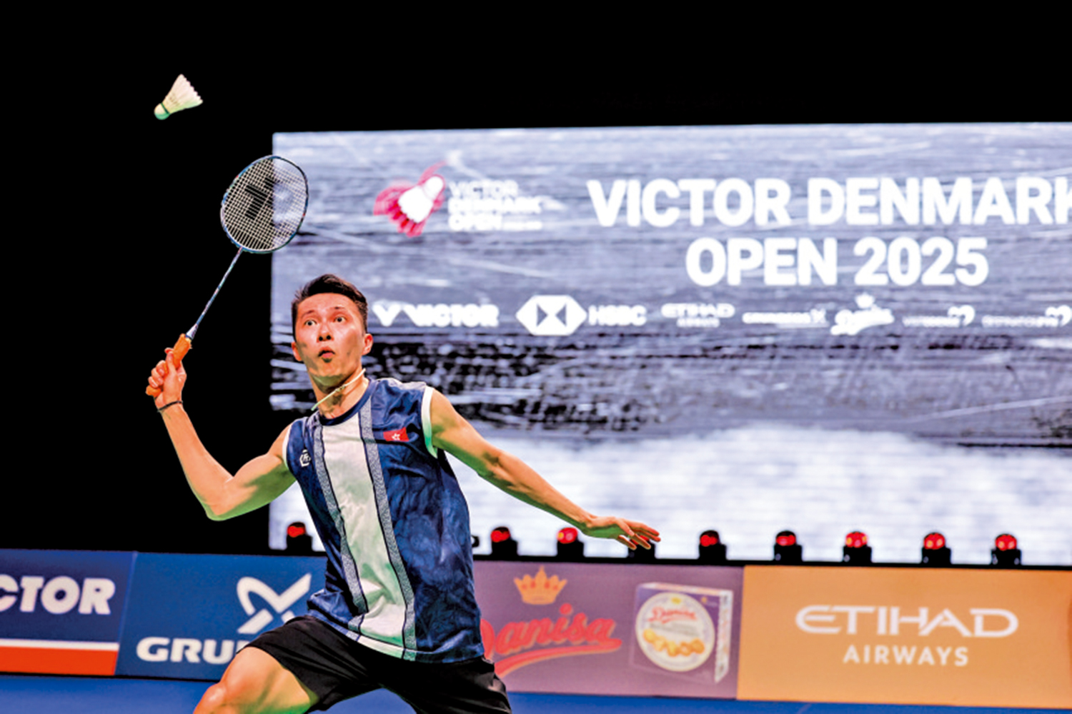 　　圖：伍家朗以局數0：2不敵「世一」石宇奇，16強止步。\丹麥羽毛球賽官方圖片