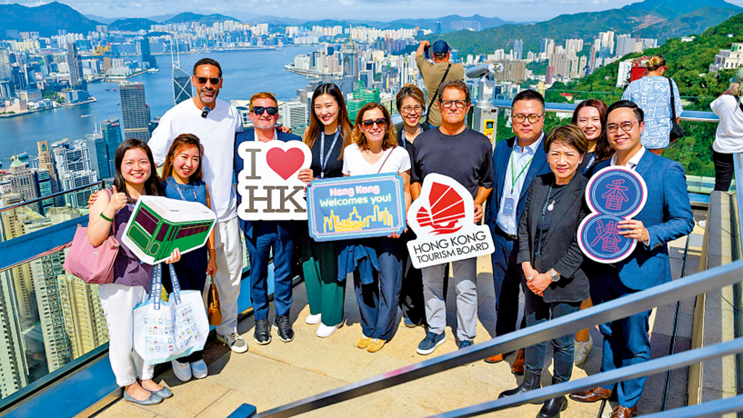 　　圖：里奧費迪南（左三）上月來港時曾到訪太平山頂。\資料圖片