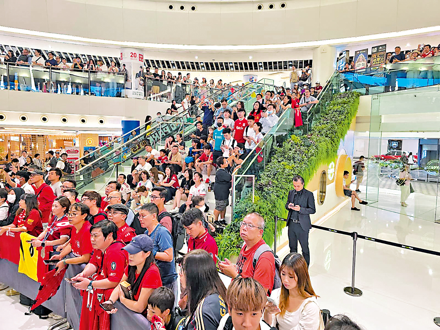 　　圖：過百名球迷昨日到沙田，一睹傳奇球星風采。