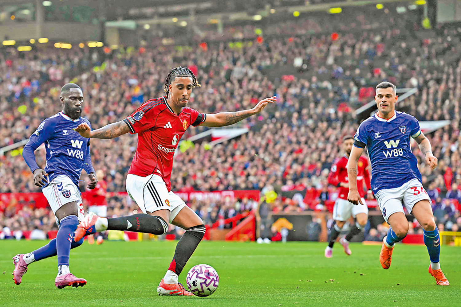 　　圖：約羅（左二）入選本年度歐洲金童獎入圍名單。