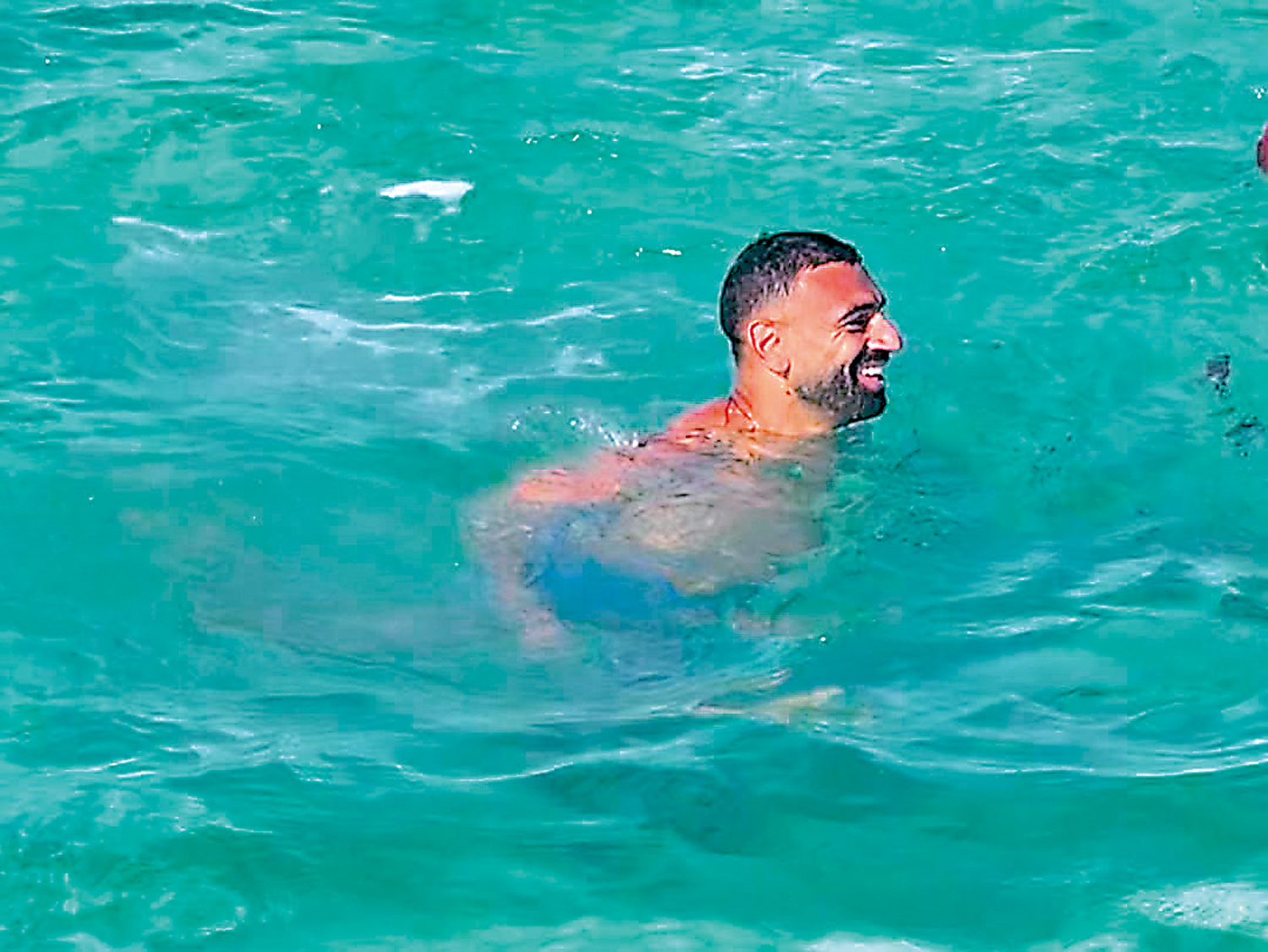 　　圖：沙拿在社交媒體上載自己游泳的照片。