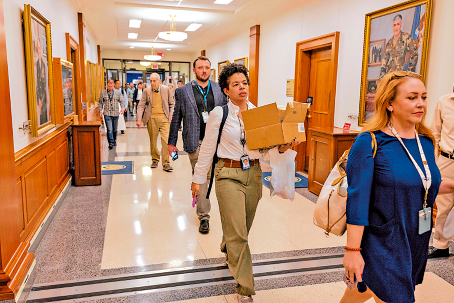 　　圖：記者們15日交還採訪證件後離開五角大樓。\美聯社