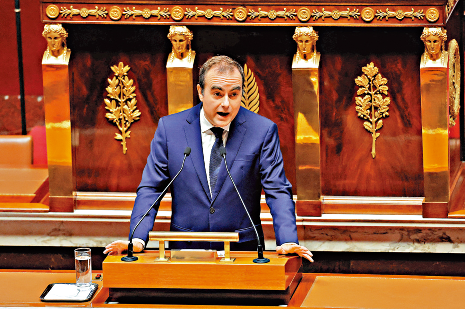 　　圖：法國總理勒科爾尼16日挺過國民議會兩項不信任動議。\路透社