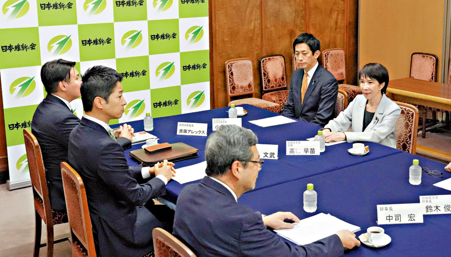　　圖：日本自民黨總裁高市早苗（右中）16日與日本維新會代表會面。\路透社